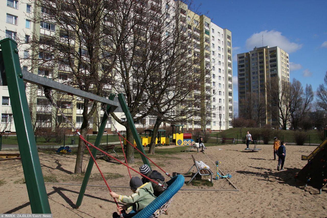 Ferie w izolacji. Eksperci piszą petycję do premiera, a rodzice szykują się na wyjazd po 17 stycznia