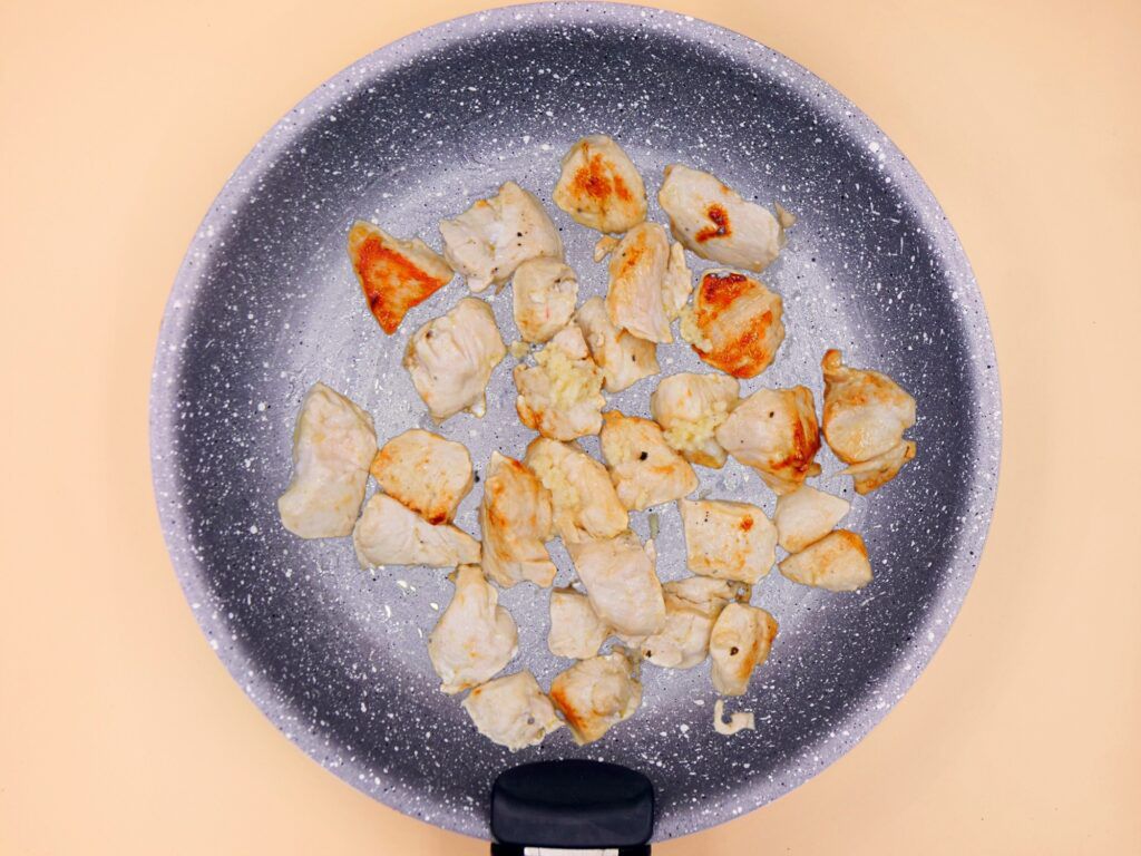 Makaron z kurczakiem i parmezanem przepis
