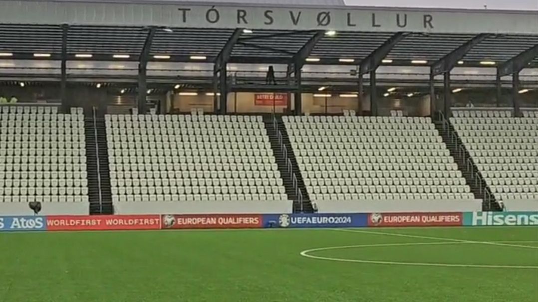 Zdjęcie okładkowe artykułu: Twitter / Łączy Nas Piłka / Na zdjęciu: boisko w Torshavn