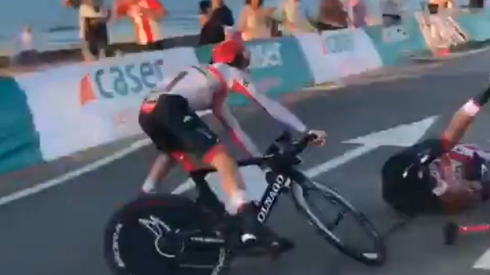 Zdjęcie okładkowe artykułu: Twitter / La Flamme Rouge / Na zdjęciu: wypadek kolarzy Team UAE podczas 1. etapu Vuelta a Espana