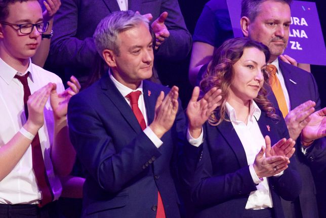 Przemysław Stefaniak (L) skarży się na mobbing ze strony Moniki Pawłowskiej (R)