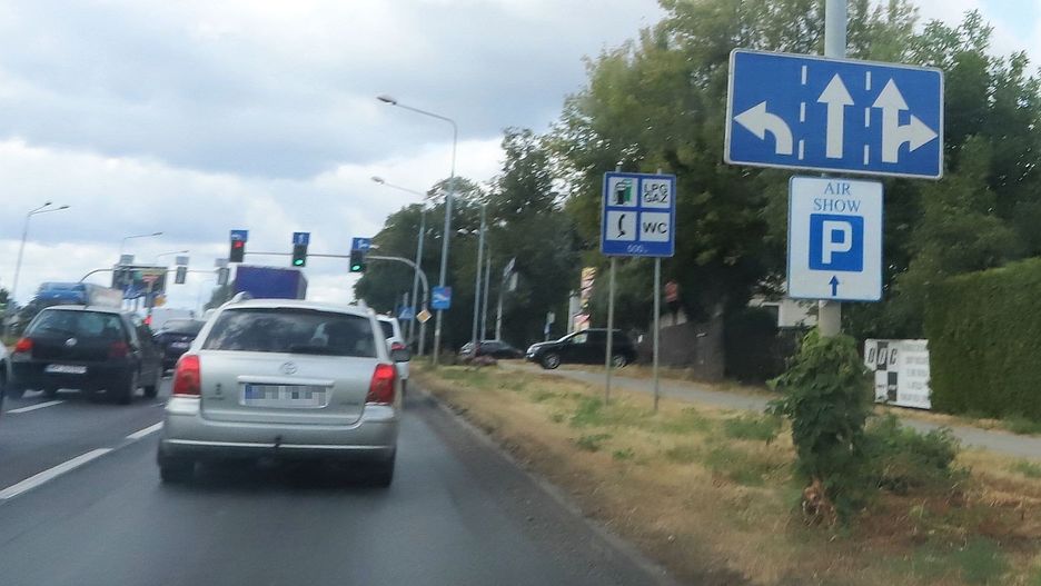 W Radomiu pojawiły się tabliczki informujące o dojeździe do parkingów.