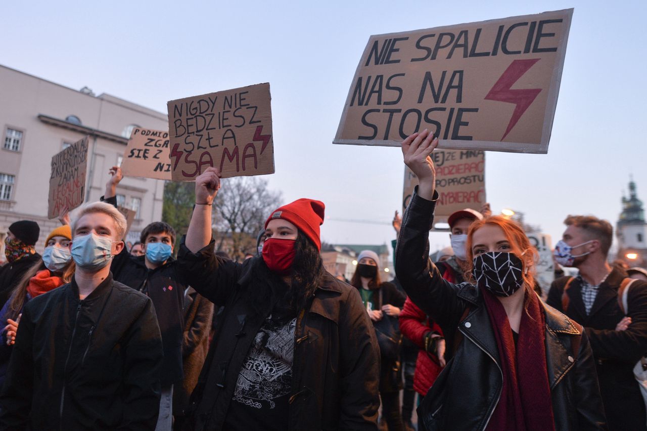 Strajk kobiet. Morawiecki o protestach: "doprowadziły do ogromnego przyrostu zakażeń"