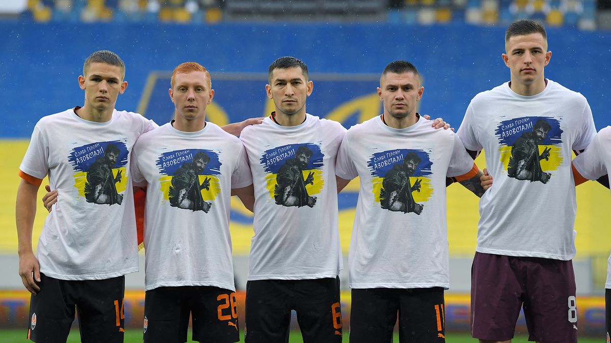 Zdjęcie: piłkarze Szachtara w koszulkach z podobizną Dianowa