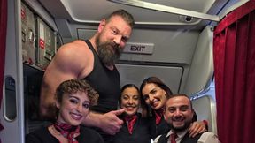 Wygląda jak gladiator. Jego zdjęcie z samolotu hitem sieci