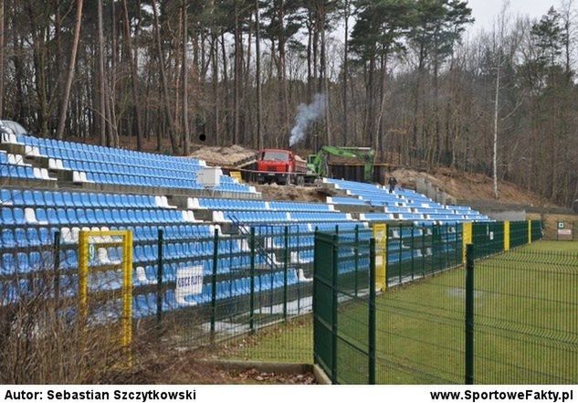 Modernizowana trybuna, zdjęcie wykonane w ostatnich dniach lutego. Zadaszone zostaną wszystkie miejsca, budynek techniczny powstanie w przekopanym miejscu na środku trybuny (fot. Małgorzata Dorosz)