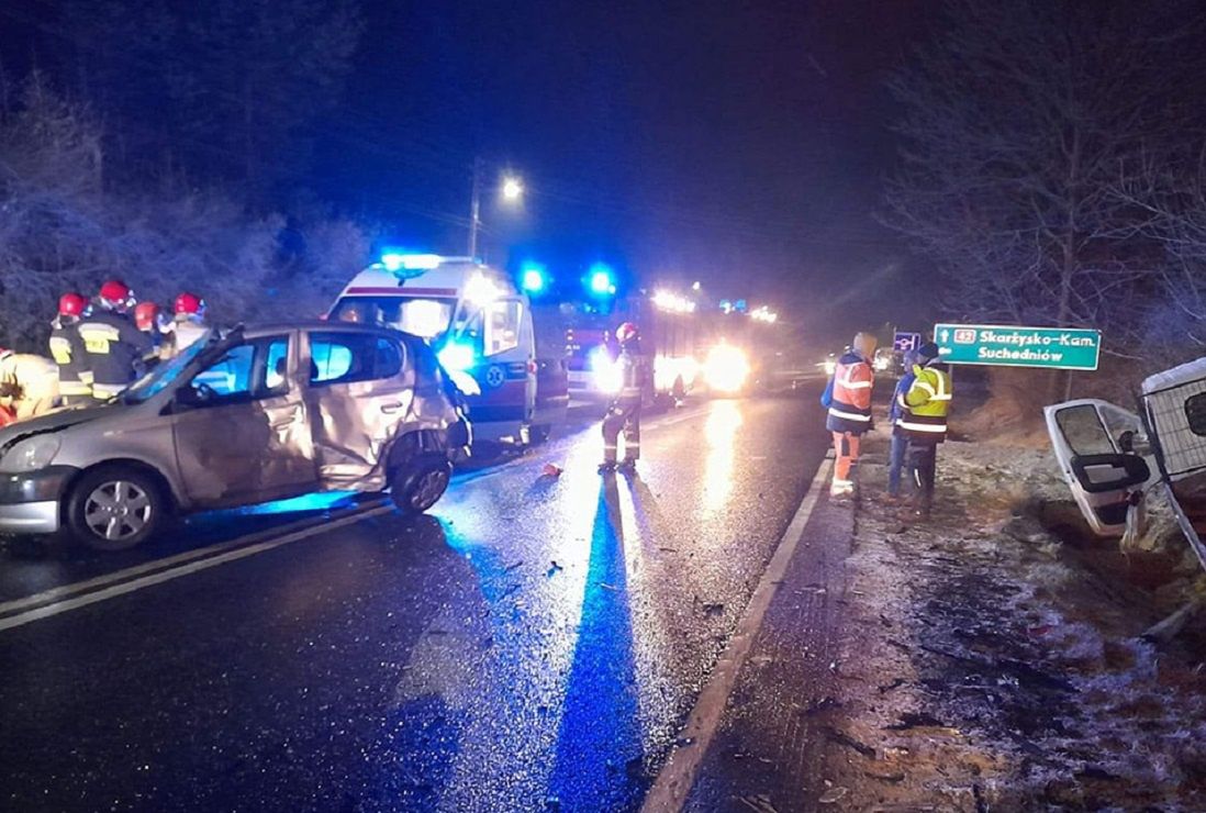 Tragiczny wypadek w Świętokrzyskiem. Zderzyły się trzy auta 