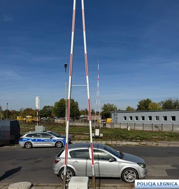 "Chciała zdążyć na pociąg, więc zostawiła auto pod rogatkami. Teraz zapłaci znacznie więcej niż mandat".