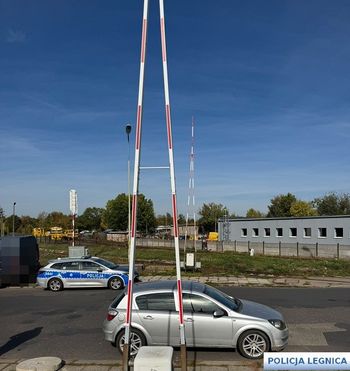"Chciała zdążyć na pociąg, więc zostawiła auto pod rogatkami. Teraz zapłaci znacznie więcej niż mandat".