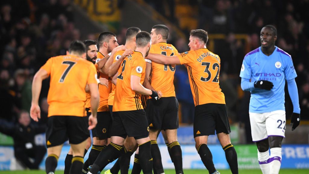 Getty Images / Clive Mason / Na zdjęciu od lewej piłkarze Wolverhampton i z prawej Benjamin Mendy