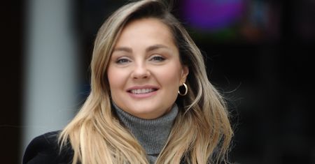 Małgorzata Socha w koronkowej sukience i kaloszach. Idealny zestaw na deszczową pogodę