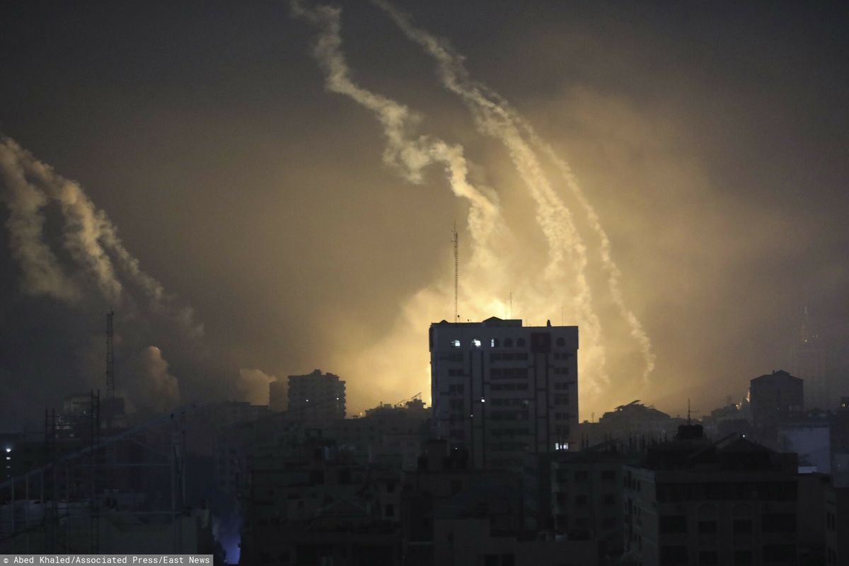 Dym w Strefie Gazy po piątkowych ostrzałach