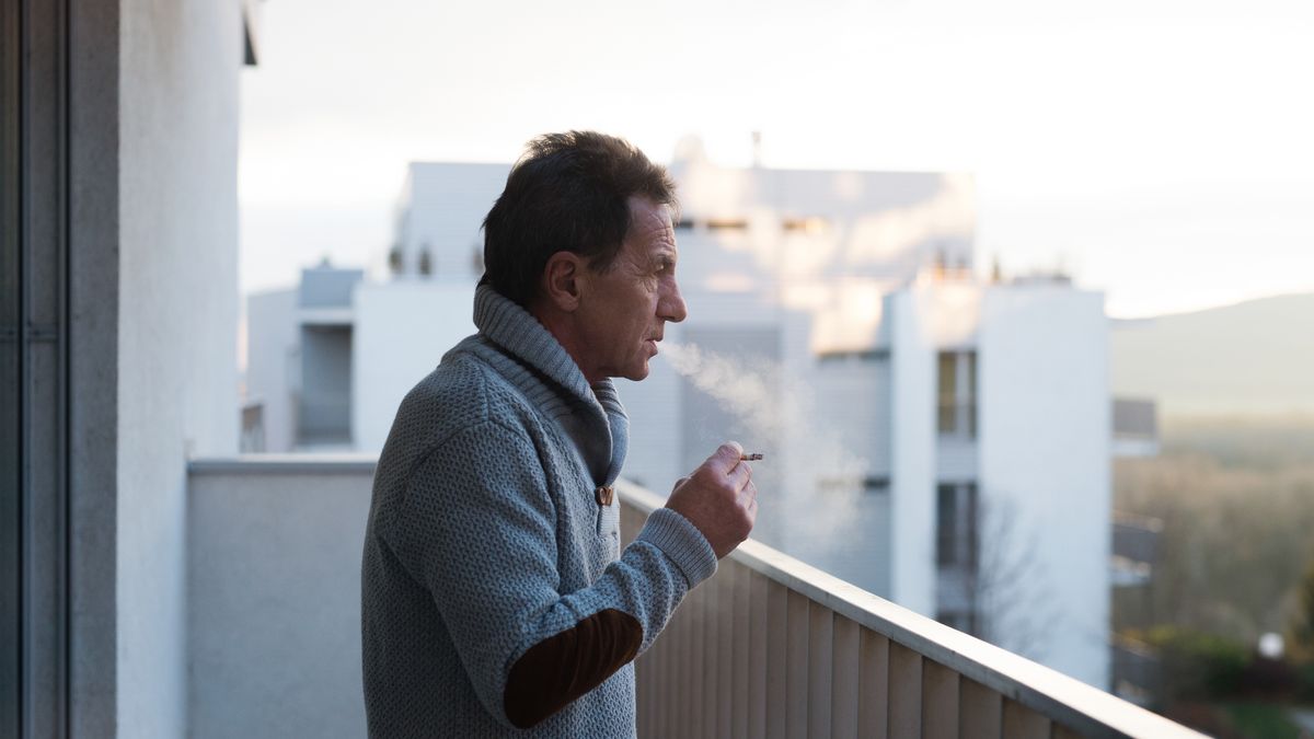 Palenie na balkonie może skończyć się mandatem