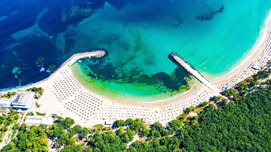 Plaża Perla w kurorcie Primorsko zachwyca zarówno kolorem wody, jak i położeniem