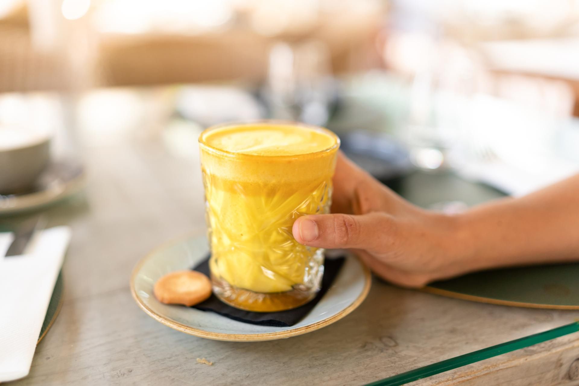 Latte z kurkumą pomaga zwalczyć COVID-19