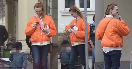 Kasia Burzyńska wpatrzona w telefon na spacerze z synem