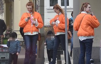 Kasia Burzyńska wpatrzona w telefon na spacerze z synem