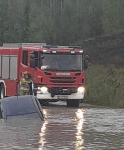 Kobieta porwana przez rzekę. Jej auto uniosła z drogi potężna fala