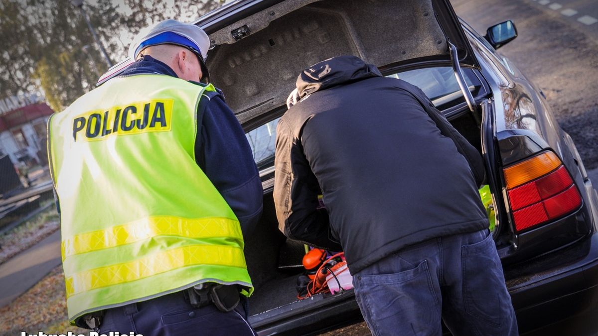 Kontrola zawartości bagażnika