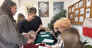 Prawybory na Prezydenta Polski w Collegium Gostomianum w Sandomierzu. Młodzież chętnie uczestniczyła w symulacji głosowania
