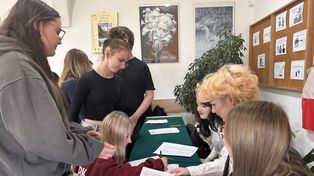 Prawybory na Prezydenta Polski w Collegium Gostomianum w Sandomierzu. Młodzież chętnie uczestniczyła w symulacji głosowania