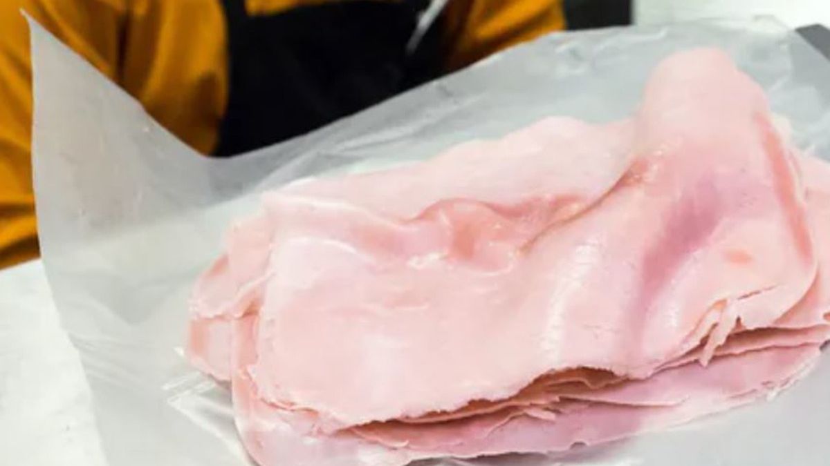 Wędlina pokrojona przez sprzedawcę