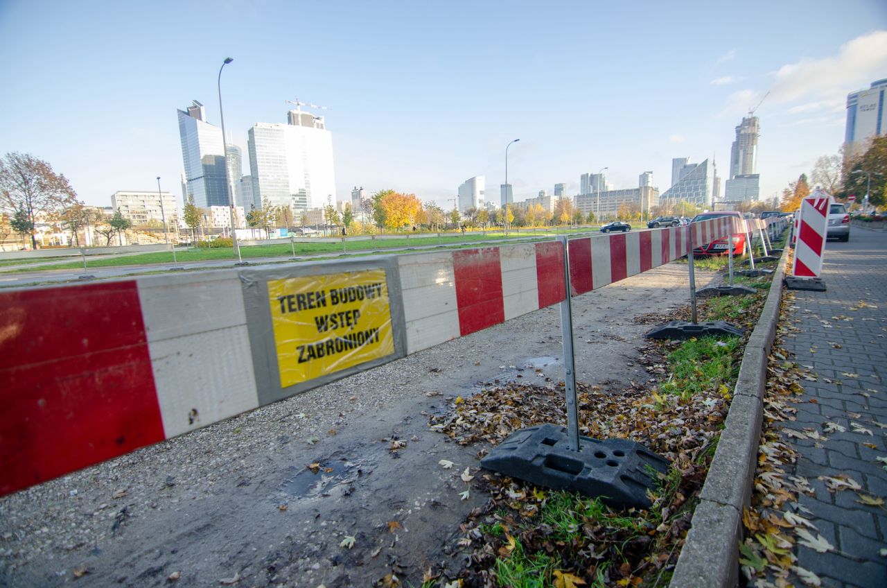 Warszawa. Powstaje nowy parking wzdłuż Alei Jerozolimskich