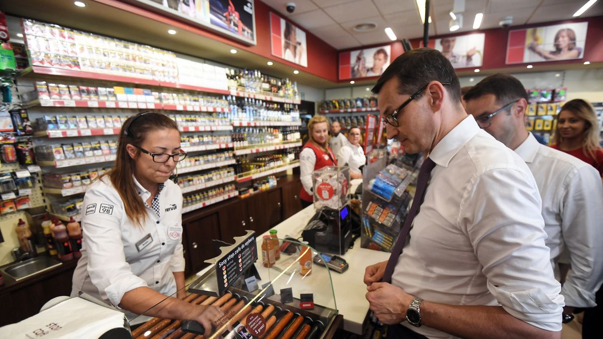 Premier Mateusz Morawiecki podczas kampanii wyborczej na jednej ze stacji benzynowych czeka na hot-doga
