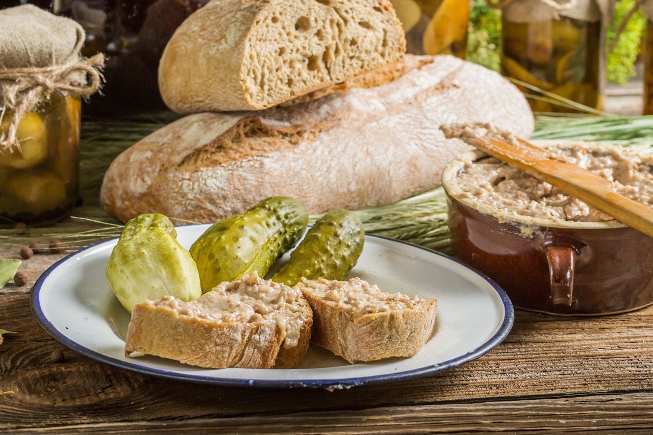 Poznaj tradycyjny gęsi smalec jak za dawnych lat. Użyj go do okrasy lub zrób na zapas. Swojskie smarowidło podbije twoje podniebienie