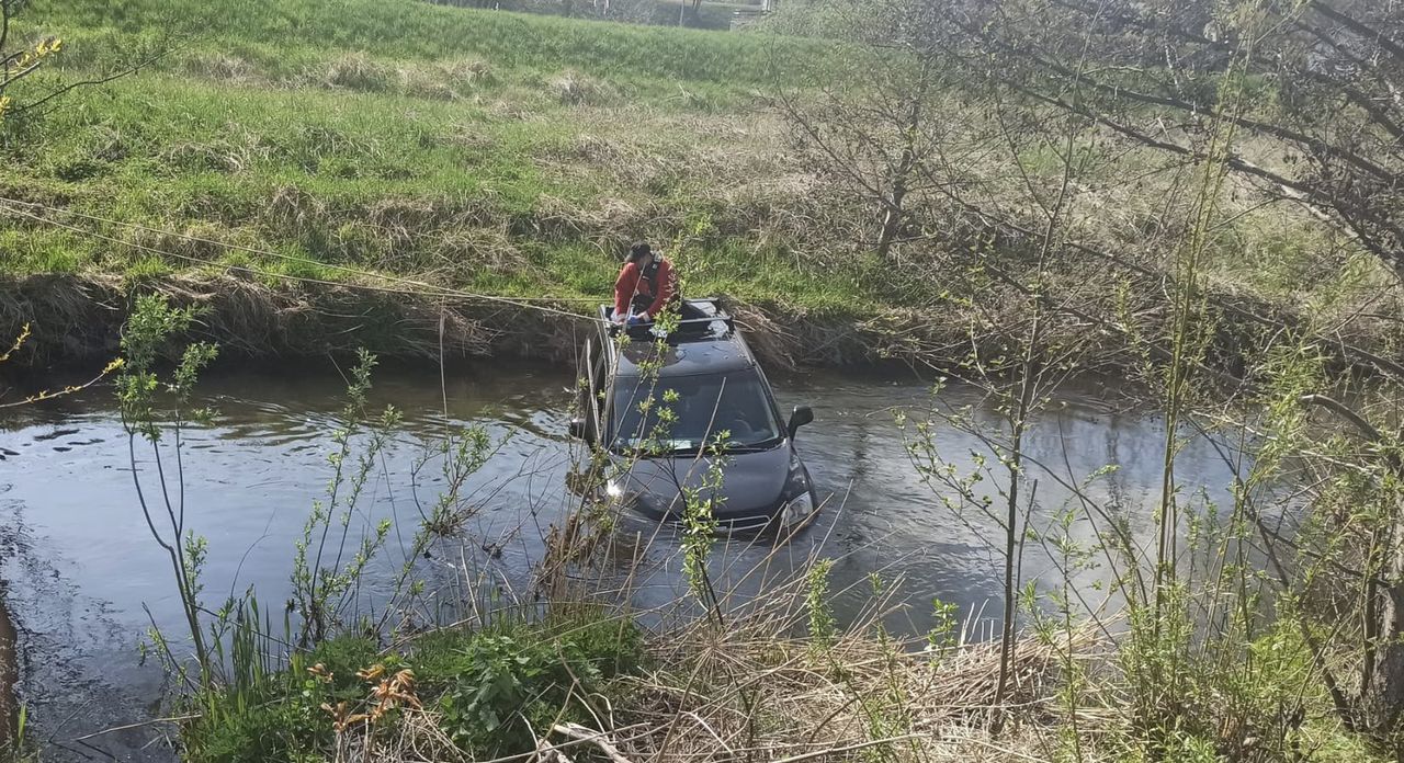 Kierowca wyszedł z wypadku bez szwanku, ale jego auto dryfowało w kierunku Gdańska kanałem Raduni. Fot: Straż Pożarna Gdańsk 