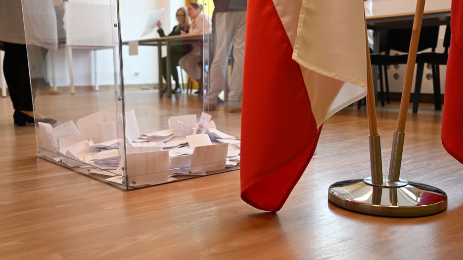 urna
Rzesz�w, 21.04.2024. Wybory samorz�dowe 2024 - II tura. G�osowanie w jednym z lokali wyborczych w Rzeszowie, 21 bm. Trwa g�osowanie w drugiej turze wybor�w samorz�dowych. Do jego zako�czenia obowi�zuje cisza wyborcza. (mr) PAP/Darek Delmanowicz
Darek Delmanowicz
2 tura, do samorz�d�w, do samorz�du, dzie� wybor�w, g�osowanie, komisja wyborcza, lokal wyborczy, lokalnie, samorz�dowe, sonda�, terytorialne, urna, wybor�w samorz�dowych 2024, wybory samorz�dowe 2024