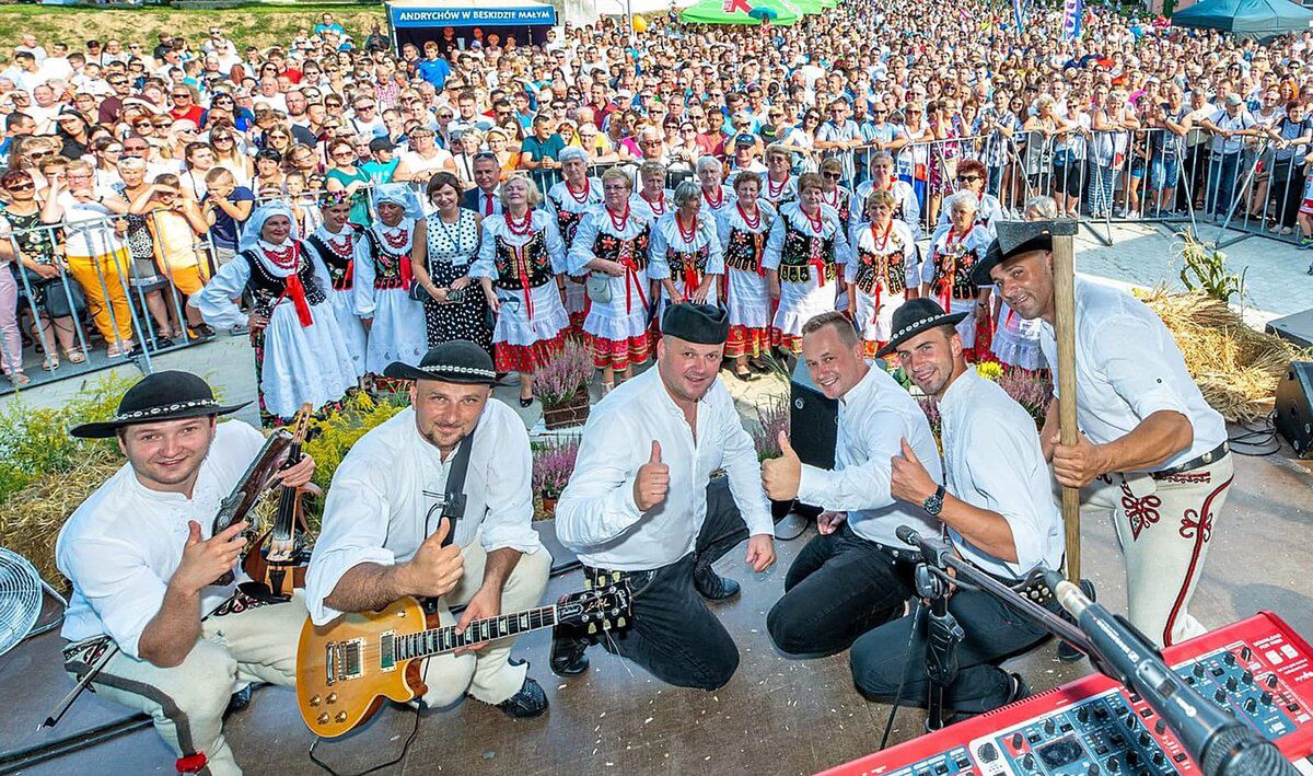 "Śpiewaj i tańcz na ludowo" w Europejskim Centrum Bajki w Pacanowie. Koncert Baciarów.