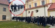 "Nigdy nie widziałam tylu trumien naraz". Pogrzeb po rodzinnej tragedii w Choroszczy