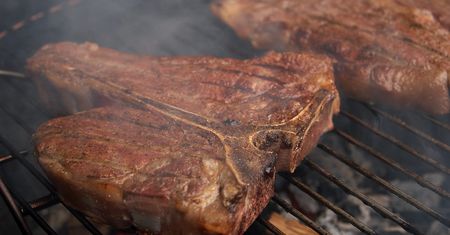 Smażone i grillowane mięso zwiększa ryzyko demencji
