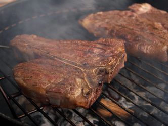 Smażone i grillowane mięso zwiększa ryzyko demencji
