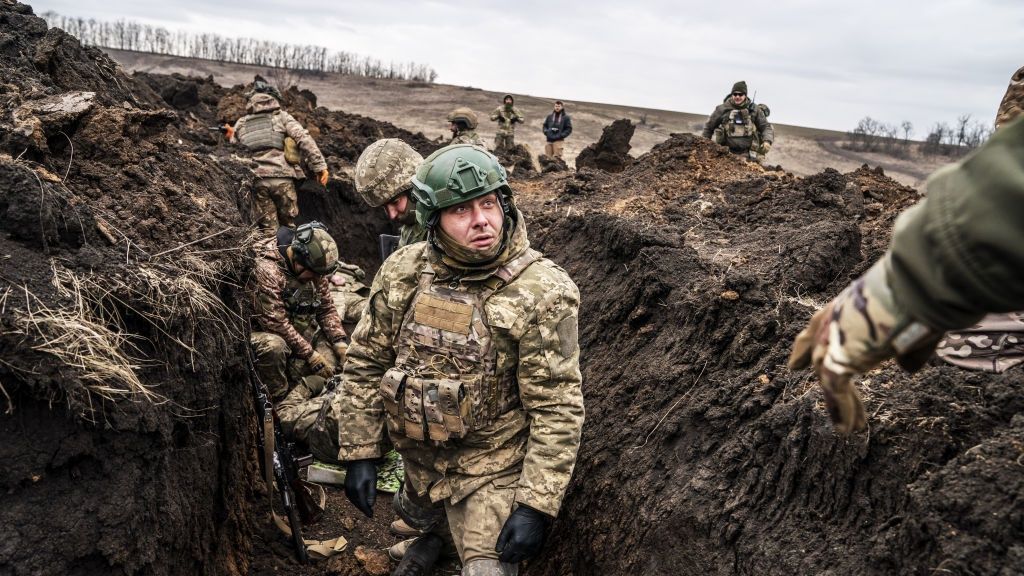 Ukraińcy, którzy nie trafią na front, zapłacą dodatkowy podatek? Na zdjęciu żołnierze podczas szkolenia w obwodzie Donieckiem