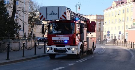 Ktoś oblał drzwi mieszkania łatwopalną cieczą, podpalił i uciekł. Sprawca jest poszukiwany