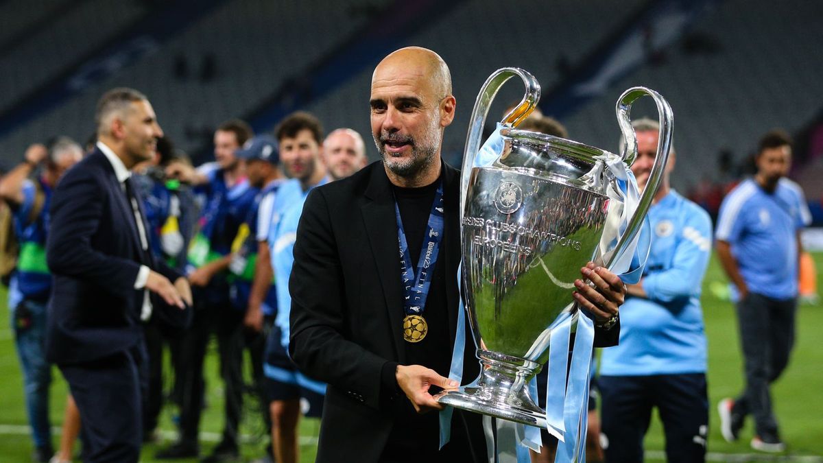 Getty Images / Na zdjęciu: Pep Guardiola z trofeum