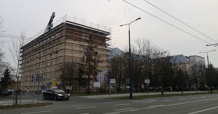 Rusztowanie już stoi, ruszają prace rozbiórkowe. Szpital wojskowy będzie miał kolejne piętro i poddasze