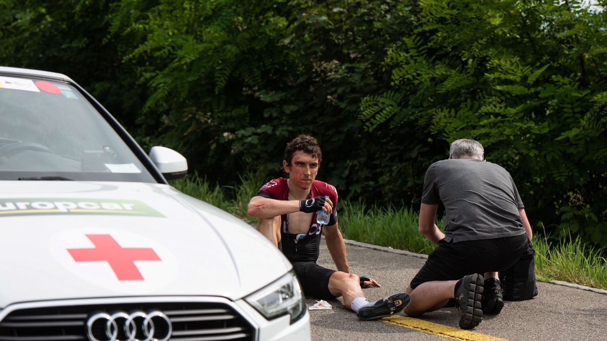 Zdjęcie okładkowe artykułu: PAP/EPA / TOUR DE SUISSE /SAM BUCHLI  / Na zdjęciu: Geraint Thomas po upadku na 4. etapie Tour de Suisse