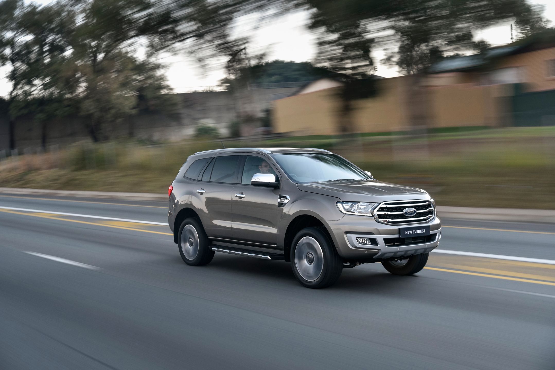 Tak, to doskonale znany w Europie Ford Ranger, lecz w wersji SUV. Nie tylko Japończycy potrafią robić takie auta jak Toyota 4Runner czy Mitsubishi Outlander Sport. Co ciekawe, ten zawsze 7-miejscowy model istnieje od 2003 r., a w takiej formie jak na zdjęciu debiutował w 2014 r., przy czym ostatni lifting miał miejsce w 2019. Akurat wtedy, kiedy dowiedzieliśmy się o powrocie na nasz rynek Explorera - również 7-miejscowego SUV-a, ale z bardziej poprawnym politycznie napędem hybrydowym. Trudno oprzeć się wrażeniu, że Everest świetnie by się u nas przyjął, ale - niestety - mogą go kupić tylko klienci rynków, które są wolne od unijnych przepisów, czyli Azji Wschodniej, Australii, Nowej Zelandii, Chin i Afryki Południowej. Co też oznacza, że auto zawsze występuje z kierownicą po prawej stronie, choć akurat modyfikacja ze względu na konstrukcję nie byłaby dużym wyzwaniem.