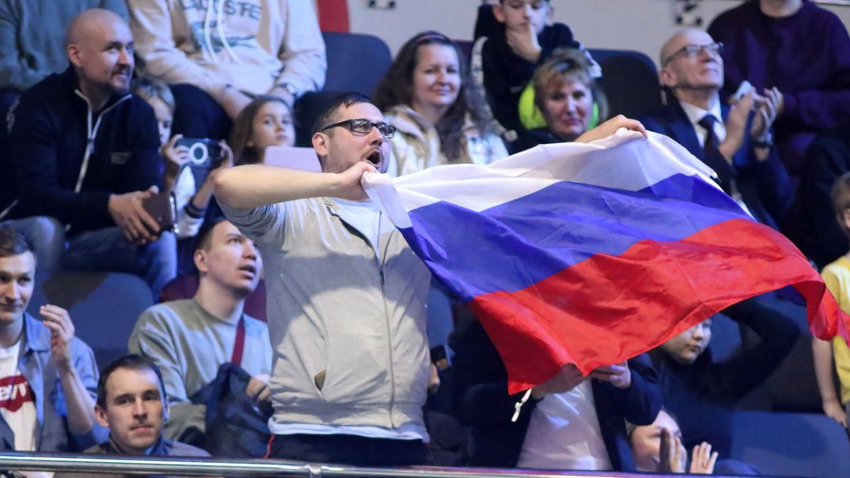 Getty Images /  Maksim Konstantinov/SOPA Images/LightRocket via Getty Images / Na zdjęciu: fan tenisa z rosyjską flagą