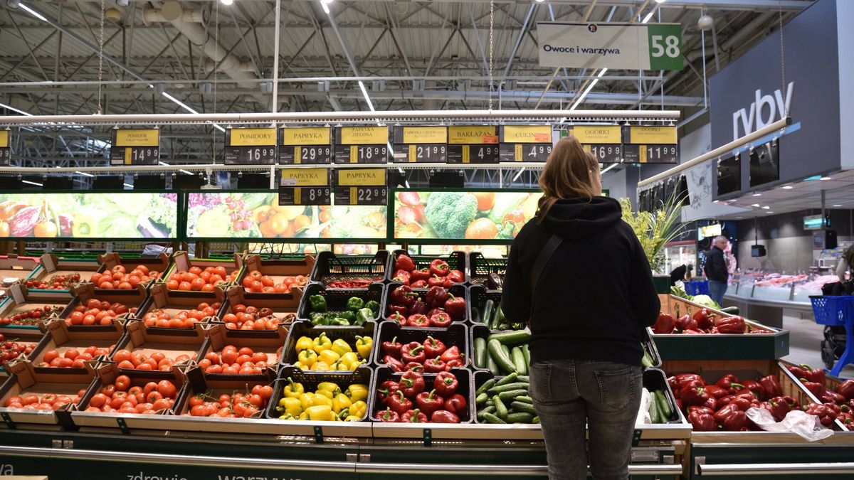 Stock Bart?omiej MagierowskiFot. Bartlomiej Magierowski/East News. Wroclaw 26.04.2023. Hipermarket E.Leclerc we Wroclawiu. N/z: stoisko z warzywami, wysokie ceny pomidor�w i papryki.Bartlomiej Magierowski