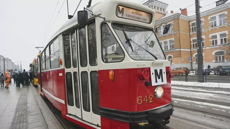 Historyczne tramwaje wyjeżdżają na warszawskie ulice kilka razy w roku przy okazji różnych świąt.