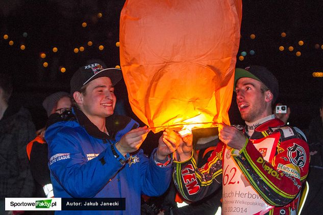 Żużlowcy zapalonymi lampionami uczcili pamięć o Rifie Saitgariejewie