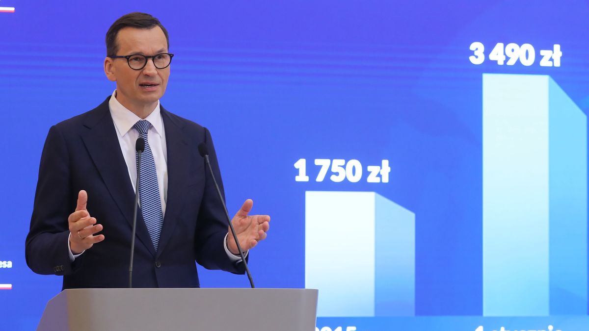 Mateusz MorawieckiWarszawa, 13.06.2023. Premier Mateusz Morawiecki podczas konferencji prasowej w KPRM w Warszawie, 13 bm. Na wtorkowej Radzie Ministr�w zosta�a przyj�ta propozycja podniesienia p�acy minimalnej oraz za�o�enia bud�etowe na przysz�y rok. (ad) PAP/Pawe� SupernakPawe� Supernakkonferencja, KPRM, polityk, polityka, prasowa, konferencja konferencji