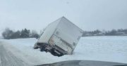 Piotrków Trybunalski: Pojazd dostawczy wypadł z drogi wojewódzkiej nr 836