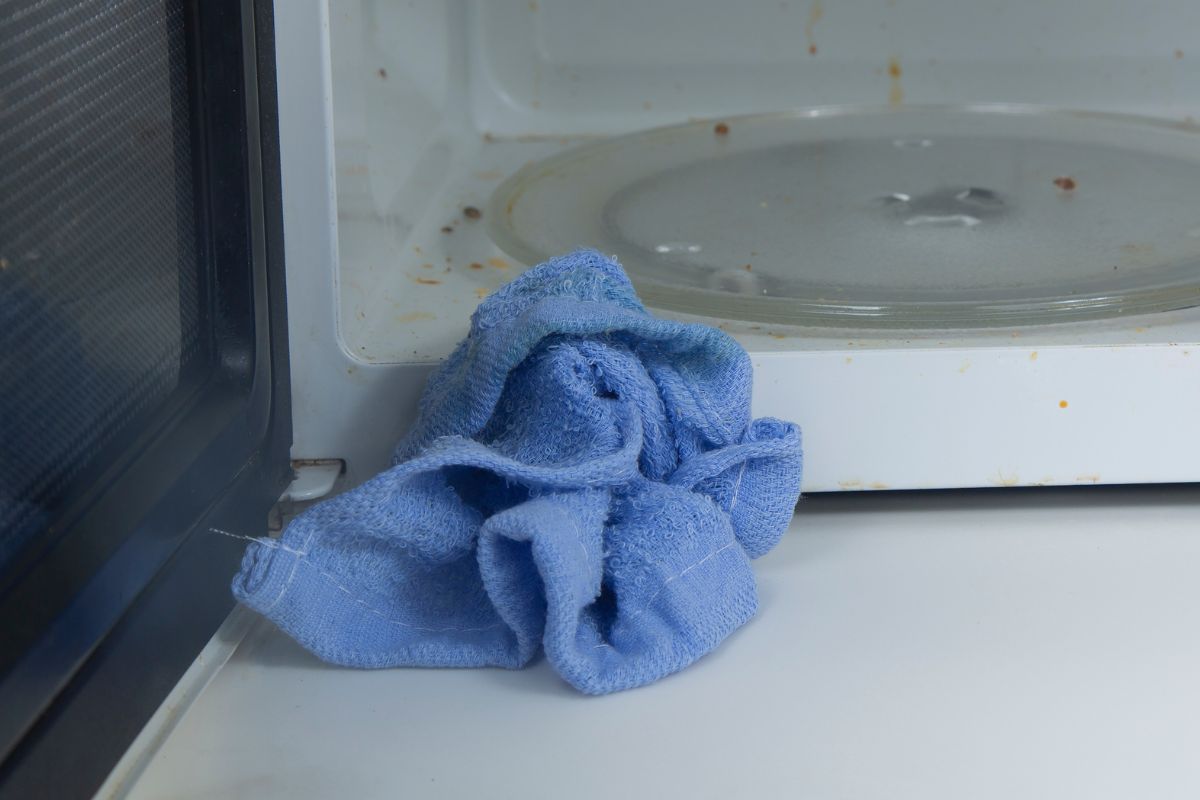 How to clean the inside of a refrigerator?