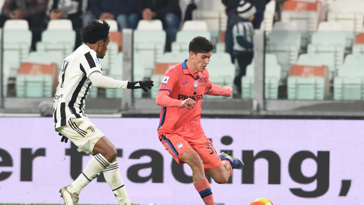 PAP/EPA / MASSIMO RANA / Na zdjęciu: Juan Cuadrado (z lewej) i Matteo Pessina