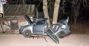 Pijany kierowca roztrzaskał auto na drzewie
